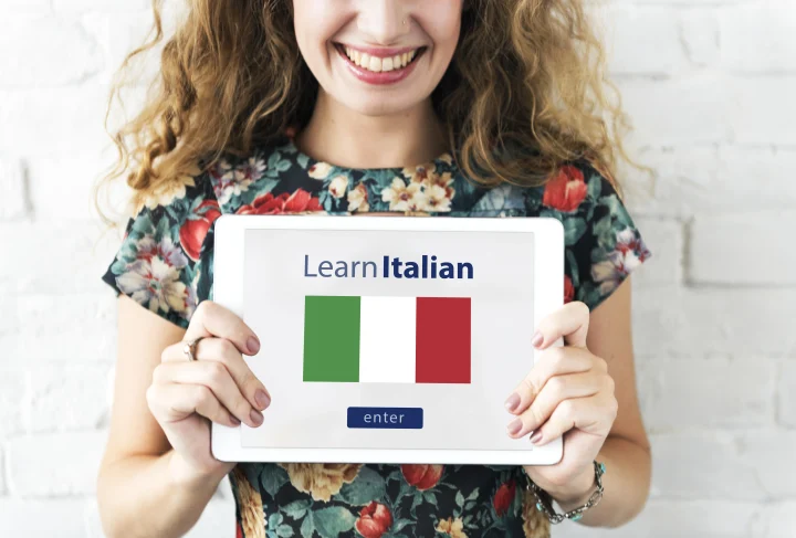 the girl hold the sign for how to learn Italian